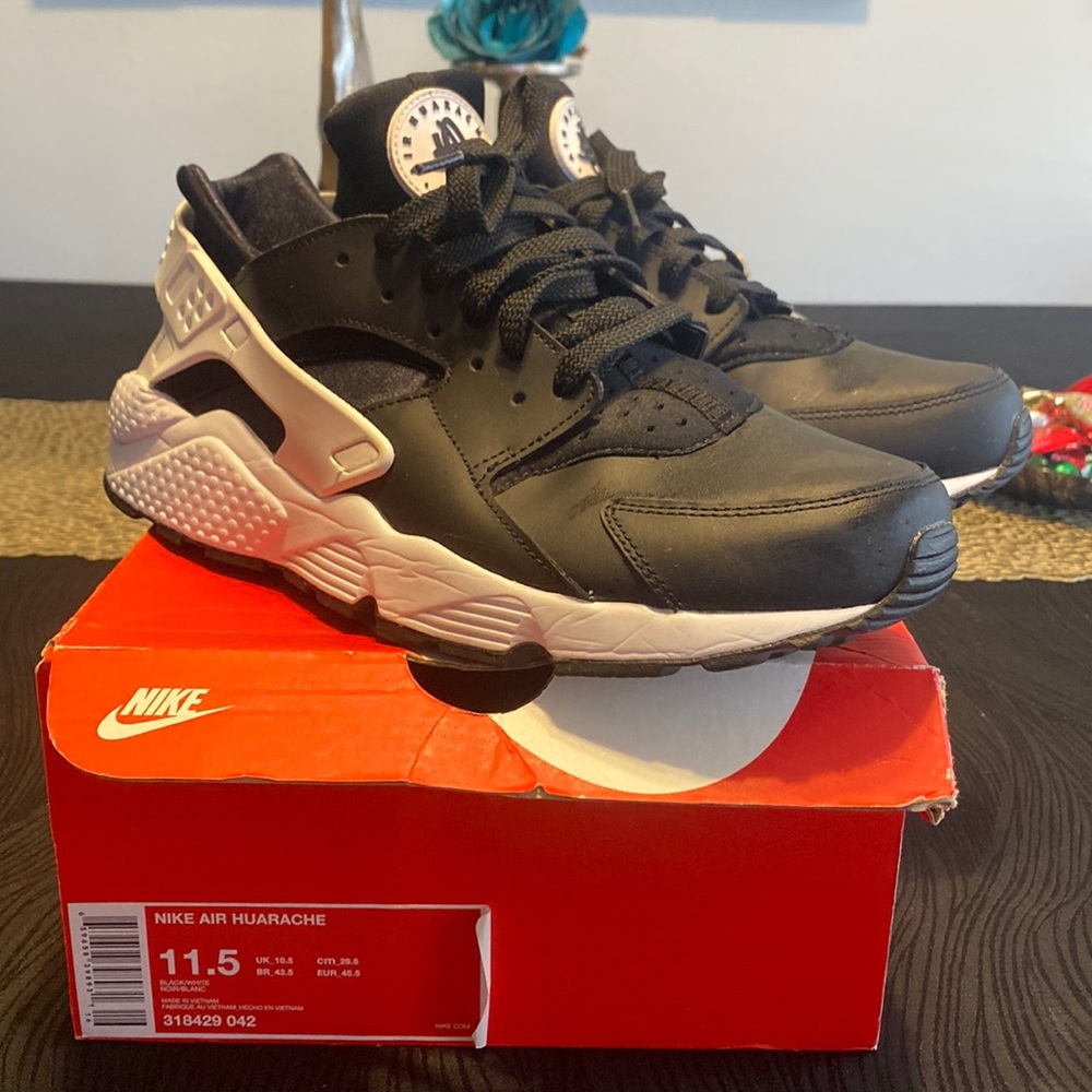 Nike Air Huaraches Black & White